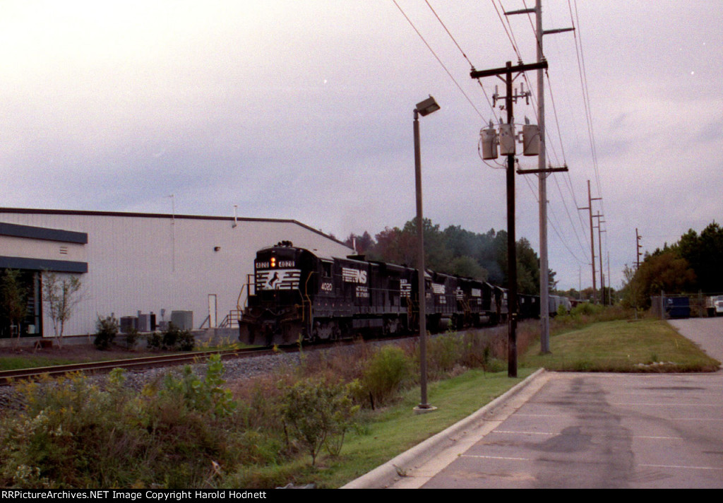 NS 4020 leads a westbound train towards the yard